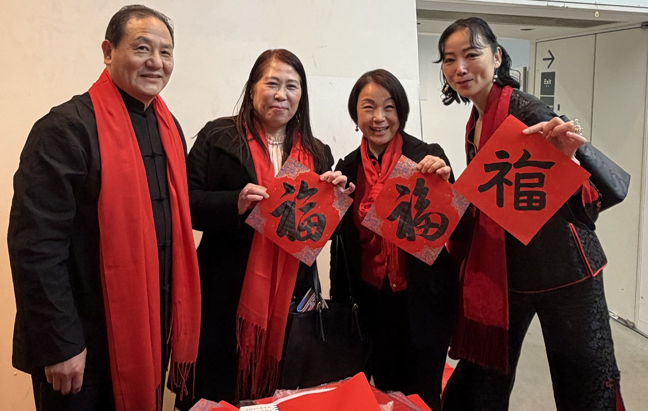 旅日书画家刘铭义连续8年在大阪春节祭为中日民众书写“福”字和春联
